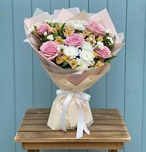 Букет цветов из:  Гвоздики, Орхидеи и Розы в Нягани