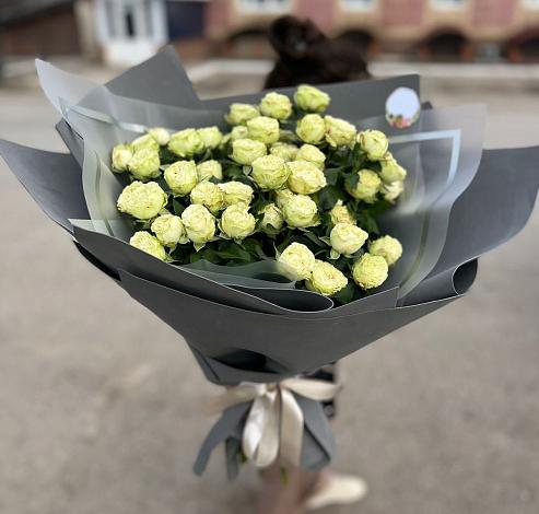 Букет Белые кустовые розы Солинеро в Нягани