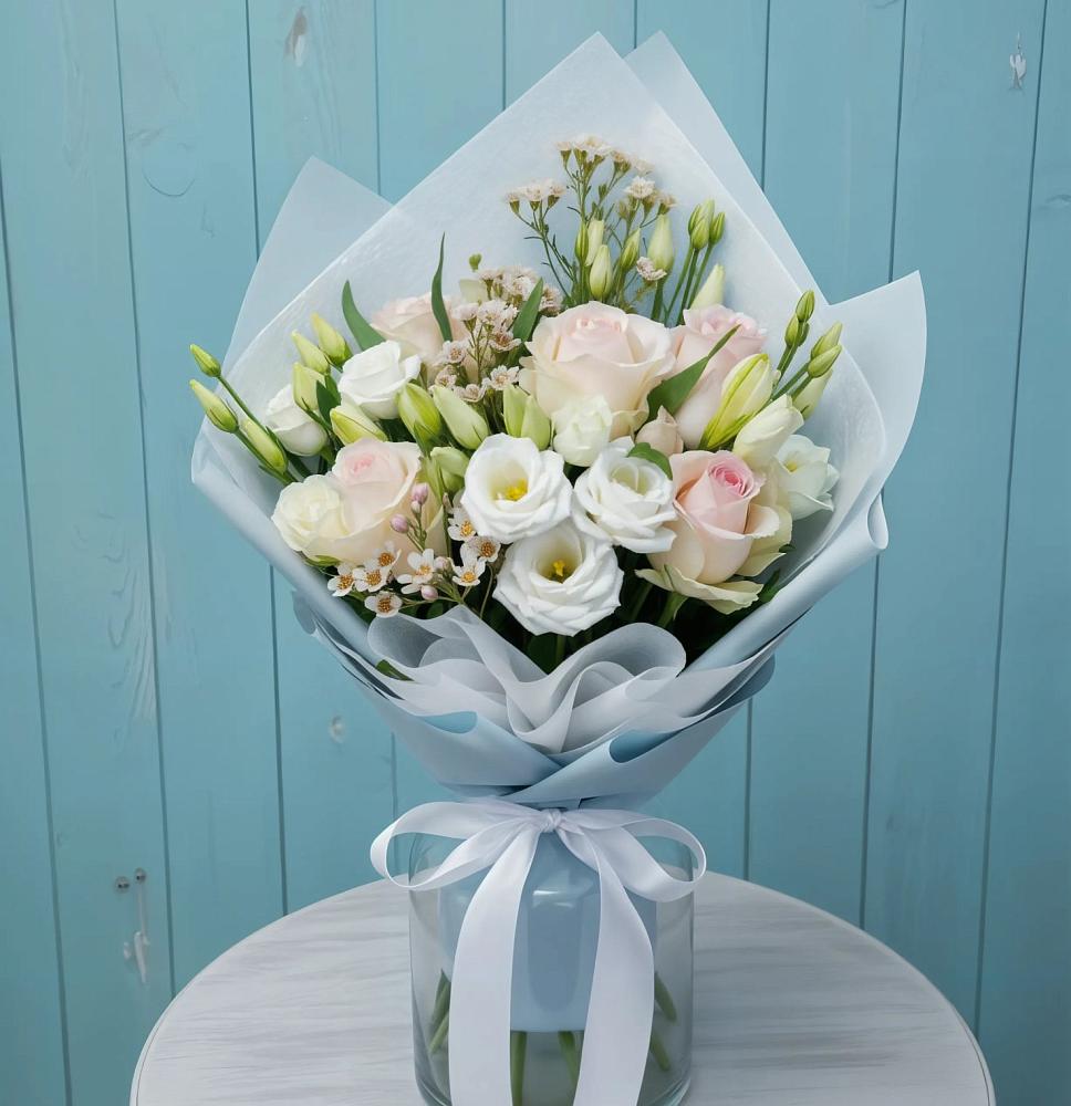 Букет цветов из: Розы и Лизиантусы в Нягани