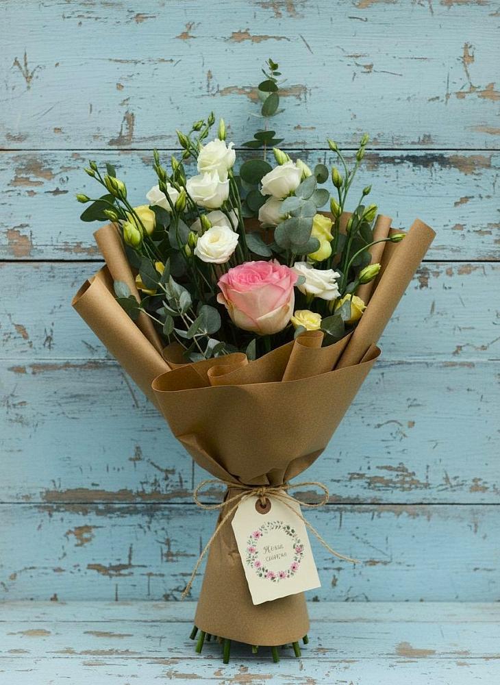 Букет цветов из: Розы и Лизиантусы в Нягани