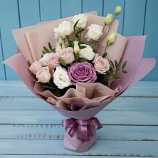 Букет цветов из:  Розы и Лизиантусы в Нягани