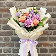 Букет цветов из:  Лизиантусы и Розы в Нягани
