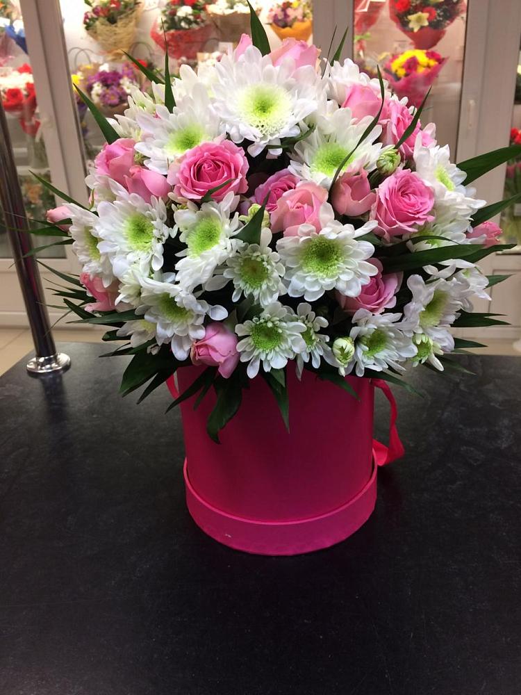 Цветочная композиция из Розы и Хризантемы в шляпной коробке в Нягани