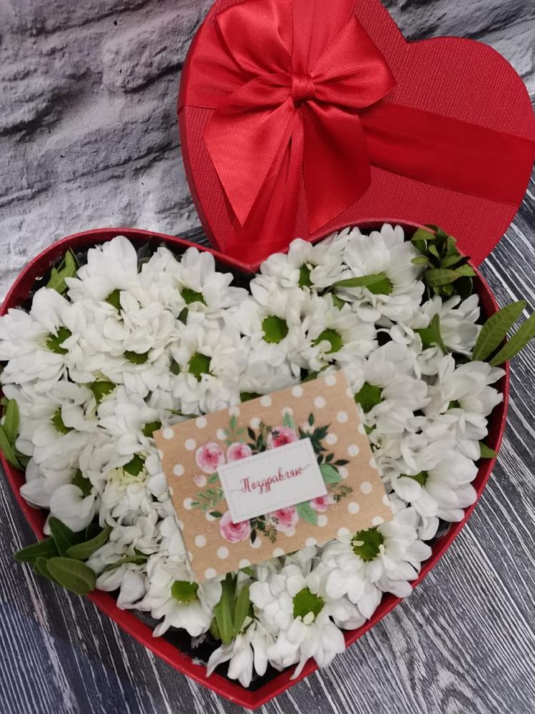 Цветочная композиция из Хризантемы в виде сердца в Нягани