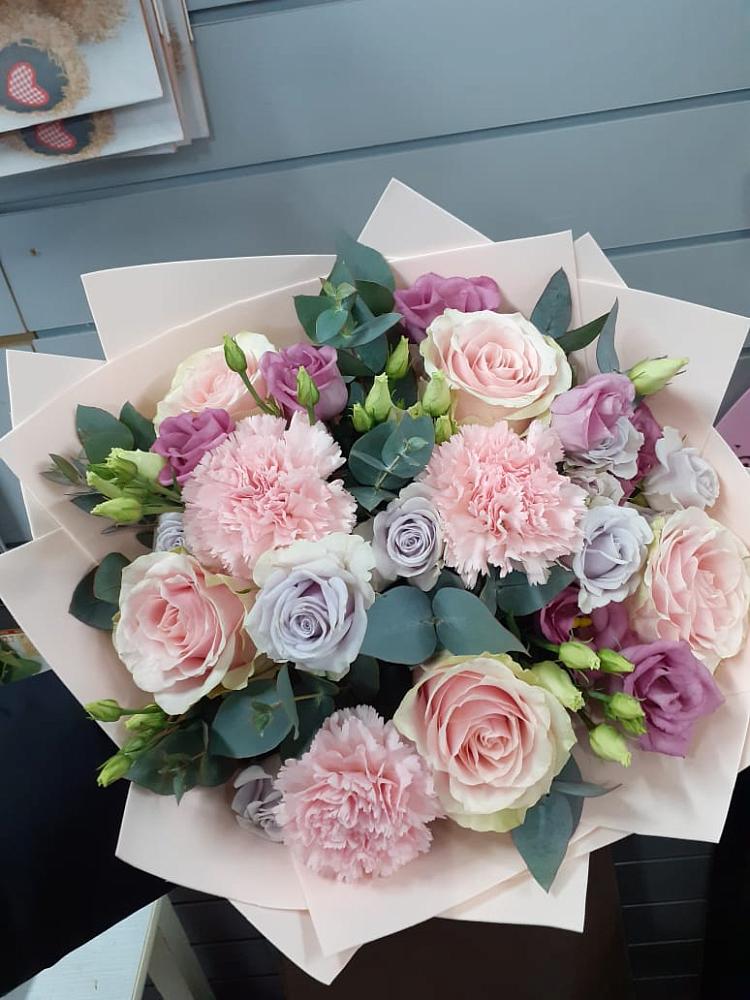 Букет цветов из: Розы, Гвоздики и Лизиантусы в Нягани