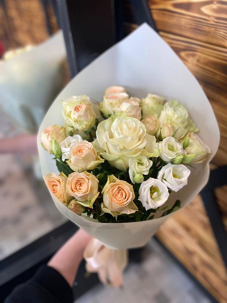 Букет цветов из: Розы и Лизиантусы в Нягани