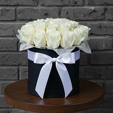 Цветочная композиция из Розы в шляпной коробке в Нягани